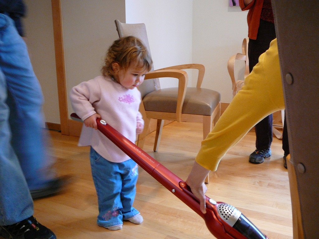 Djeca i kućanski poslovi idu zajedno :) Foto: Photopin